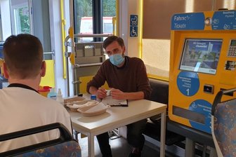 Impfbahn in Chemnitz kommt gut an - Vor jeder Impfung führt Arzt Max Marius Pyl (rechts) Aufklärungsgespräche und beantwortet Fragen der Impfwilligen. Vor allem Sorgen wegen Vorerkrankungen wie etwa Herzinfarkte waren immer wieder Thema. 