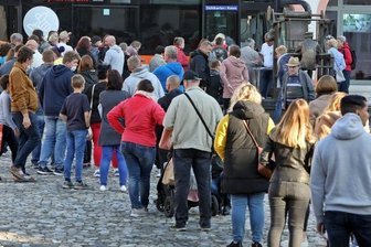 Impfbus lockt Menschen auf Markt - Andrang vor dem Impfbus des Deutschen Roten Kreuzes auf dem Markt in Glauchau. Vor allem die Nachfrage nach Zweitimpfungen war hoch.