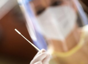 Impfdurchbrüche in Sachsen: 2200 von 157.000 Corona-Infizierten vollständig geimpft - Die offizielle Statistik weist seit dem 2. März 2020 inzwischen 302.678 bestätigte Corona-Fälle aus.