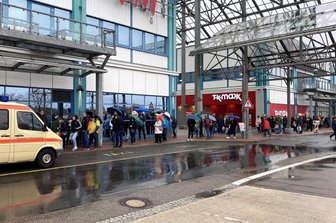 Impfen am Limit: Menschen verzweifeln in Warteschlangen - Anstehen im Regen: Erneut warteten am Freitag bei einer Impfaktion eines mobilen Teams im Chemnitz-Center viele Menschen auf den Piks. 