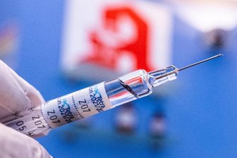 Impfen: Apotheker im Zwiespalt - Apotheken übernehmen in der Coronapandemie immer mehr Aufgaben. Nach dem Ausstellen von Impfzertifikaten und Testangeboten sollen sie nun auch impfen.