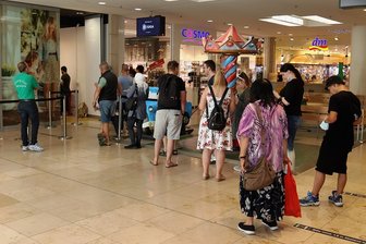 Impfen beim Shoppen: In Zwickau klappt das auf Anhieb - Mehr Nachfrage als gedacht: Impfwillige stehen am Freitag in den Zwickauer Arcaden Schlange.