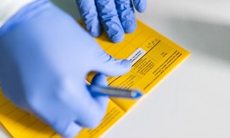 Impfen bis zum späten Abend: Hausarztpraxen in Mittelsachsen am Limit - Hausarztpraxen können sich zurzeit vor Anfragen zur Corona-Schutzimpfung kaum retten. Inzwischen möchten immer mehr Menschen eine sogenannte Booster-Impfung. Wer bei den temporären Impfstellen nicht zum Zug kommt, ruft oft beim Hausarzt an.