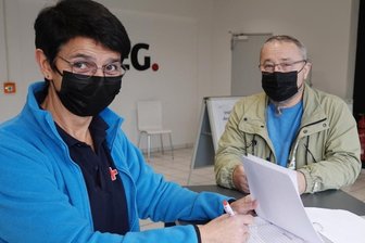 Impfen: Helfer und Bürger am Limit - Wenn DRK-Mitarbeiterin Natascha Bauer keinen Telefondienst hat, betreut sie Impfwillige vor Ort.