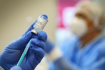 Impfen im Wechsel: Oederaner Hausärzte tun sich zusammen - Kampf gegen die Zeit: Die Omikron-Variante des Coronavirus rückt heran. Die Ständige Impfkommission (Stiko) empfiehlt allen Erwachsenen schon drei Monate nach der Grundimmunisierung eine Booster-Impfung. Hausarztpraxen können den Ansturm oft kaum bewältigen.