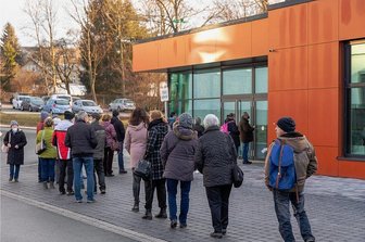 Impfen in der Auerbacher Schlossarena - Vor dem Start der Impfaktion hatte sich an der Auerbacher Schlossarena eine Warteschlange gebildet.
