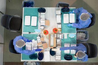 Impfen in Sachsen: Zwei Regionen erreichen den Bundesdurchschnitt - Pharmazeutisches Personal bereitet im Impfzentrum Dresden Spritzen für die Covid-Impfungen vor.