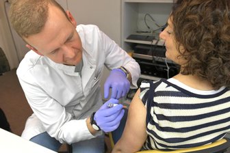 Impfen und Bluttest in der Apotheke: Was Apotheker in Freiberg und Frankenberg davon halten - Apotheker Dima Kuzmenka aus Freiberg bei einer Grippeschutzimpfung. Künftig sollen Apotheker sämtliche Totimpfstoffe verabreichen dürfen.