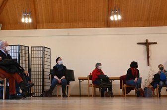 Impfen unterm Kirchenkreuz - Im Saal der St.-Nepomuk-Gemeinde musste, wer sich impfen lassen wollten, nur kurz warten. Dann wurden die Gäste hinter einen der Wandschirme gerufen. Nach dem Pieks ging es zum Ausruhen in die Kirche.