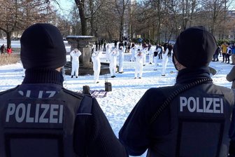 Impfgegner und Corona-Skeptiker in Chemnitz in Aktion - Auf der Chemnitzer Schloßteichinsel haben sich am Sonntagnachmittag mehr als 100 Impfgegner und Gegner der Coronamaßnahmen versammelt.