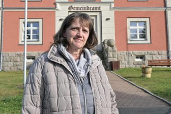 Impfgegnerin wettert seit Jahren in Zwickau gegen Parteien – jetzt tritt sie für die AfD an - Heike Pührer vor dem Rathaus in Hartmannsdorf. Die 52-Jährige kandidiert als einzige Bewerberin auf der AfD-Liste für den Gemeinderat.