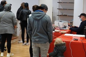 Impfnachfrage hat auch in Westsachsen zugenommen - Bei den mobilen Impfteams lassen sich - wie hier am Samstag in den Zwickau Arcaden - wieder mehr Menschen gegen Corona impfen. 