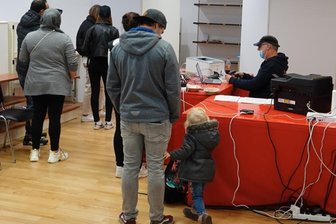 Impfnachfrage im Landkreis Zwickau nimmt zu, aber großer Andrang bleibt aus - Bei den mobilen Impfteams lassen sich auch in Zwickau - wie hier am Samstag in den Arcaden - wieder mehr Menschen eine Coronaschutzimpfung geben. 