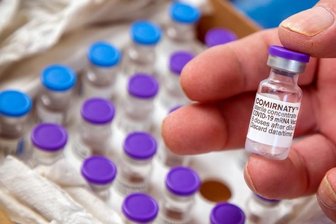 Impfpflicht: Ärzte fürchten Kündigungen - Der Impfstoff Comirnaty der Pharmaunternehmen Biontech/Pfizer, hier bei einer Impfaktion in Flöha. Das Präparat genießt bei vielen Deutschen das meiste Vertrauen. Doch eine Gruppe von Impfskeptikern ist nicht überzeugt, darunter auch medizinisches Personal der Arztpraxen. Einige Ärzte schlagen jetzt Alarm.