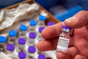 Impfpflicht: Ärzte in Mittelsachsen befürchten Kündigungswelle - Der Impfstoff Comirnaty der Pharmaunternehmen Biontech/Pfizer, hier bei einer Impfaktion in Flöha. Das Präparat genießt bei vielen Deutschen das meiste Vertrauen. Doch eine Gruppe von Impfskeptikern ist nicht überzeugt, darunter auch medizinisches Personal der Arztpraxen. Einige Ärzte schlagen jetzt Alarm.