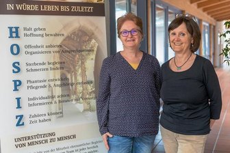 Impfpflicht erschwert Hospizarbeit im Vogtland - Johanna Schumann (links) und Birgit Jung sind zwei von drei Hospiz-Koordinatorinnen. Im Mai bilden sie neue Hospizbegleiter aus.