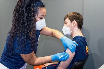 Impfpflicht für alle ab 18 erreicht den Bundestag: Welche Abgeordneten aus Sachsen den Gesetzentwurf unterstützen - Ein Mann bekommt in einem Impfzentrum eine Spritze mit dem Vakzin des Herstellers Novavax. Seit einigen Tagen laufen bundesweit die Impfungen mit dem Serum, das anders funktioniert als die bisherigen. 