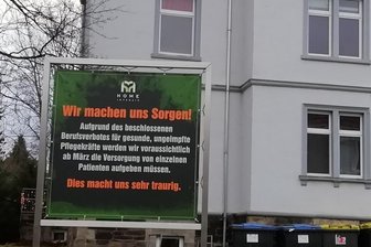 Impfpflicht für Pflegekräfte bringt Heime in die Bredouille - An der Leipziger Straße in Freiberg macht eine Pflegeeinrichtung mit großflächigen Plakaten auf einen drohenden Engpass infolge der Impfpflicht für die Beschäftigten aufmerksam. 