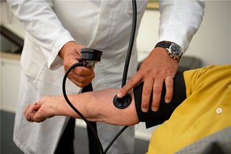 Impfpflicht im Gesundheitswesen: Bürgermeister von Waldenburg schreibt Landrat - Der Stadtrat hat über Auswirkungen eines Betretungsverbotes auf die medizinischen Angebote in Waldenburg gesprochen.