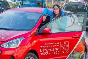 Impfpflicht im Gesundheitswesen: Wie sich eine ungeimpfte Pflegerin im Erzgebirge jetzt fühlt - Schwester Sandra mit einem Dienstwagen des Pflegedienstes Bergmann in Lugau. In ihrem Berufsalltag gab es noch keine Coronatoten, dafür Menschen, die ihr beim negativen Testergebnis sagen: "Du bist gesund, du kannst arbeiten."