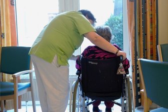 Impfpflicht in der Pflege wirkt im Landkreis Zwickau höchstens mit Verzögerung - Betreiber von Pflegeheimen betonen, dass sie sich einen Verlust von Mitarbeitern infolge der Impfpflicht nicht leisten können.