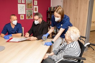 Impfpflicht: Sorge in der Pflege wächst - Im Aspida-Pflegecampus in Plauen sieht man die Impfpflicht kritisch: Einrichtungsleiter Christophe Holzapfel (2. von links) mit Pfleger Tamas Dobszan, Praktikantin Sandy Gütter und Bewohnerin Maria Paga.