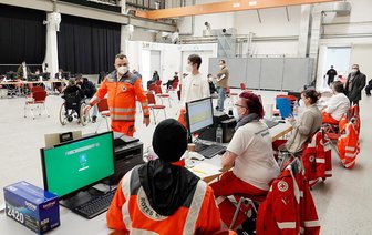 Impfquote in Chemnitz hoch - Weitere Impfaktion zu Silvester - Unter dem Motto "Boostern statt Böllern" findet zu Silvester in der Messe Chemnitz eine Sonderimpfaktion statt. Von 9.00 Uhr bis 17.00 Uhr kann man sich gegen das Coronavirus impfen lassen.