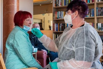 Impfstatus des Pflegepersonals: Mittelsächsische Heimbetreiber nur bedingt auskunftsfähig - Im Rochlitzer Altenpflegeheim müssen sich Besucher auf das Coronavirus testen lassen. Ab Montag gilt eine tägliche Testpflicht für das Pflegepersonal, welches bisher dreimal pro Woche getestet wurde. Im Bild: Mitarbeiterin Nicole Rost testet die Besucher Margitta Große und Camillo Zimmer.