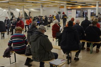 Impfstelle Eich erhöht ab Mittwoch die Kapazität - Inzwischen können die Impfwilligen in Eich im Sitzen warten, mehrere Stunden Wartezeit muss man jedoch immer noch einplanen.