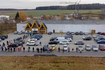 Impfstützpunkt in Eich öffnet ab Montag sechsmal pro Woche - Am Impfzentrum Eich bildeten sich zuletzt immer wieder lange Warteschlangen. Zum 1. Dezember soll dort eine zweite Impfstrecke eröffnet werden.