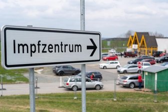 Bereits im Januar und März hat es von Impfgegnern Attacken auf das Impfzentrum im vogtländischen Eich gegeben. Ob der Steinwurf gegen eine Glastür auch dazu gehörte oder ob es purer Vandalismus war, ist derzeit noch offen.