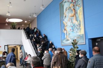 Impfteams erhalten Verstärkung - Bei den Impfaktionen mobiler Impfteams herrschte in den vergangenen Tagen große Nachfrage. Am Freitag bildete sich so auch in der Hartharena in Hartha bereits mittags eine lange Warteschlange. 