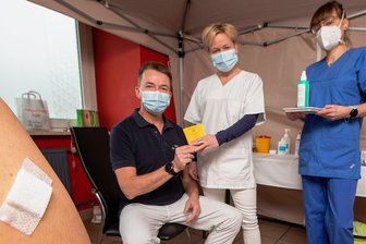 Impftermin beim Partyservice: Idee kommt bei den Plauenern gut an - Nach dem Piks gibt's den Impfpass. Dr. Jens Kühn, Ehefrau Anja und Schwester Kathrin Rose (rechts) legten am Samstag eine Extraschicht ein.