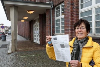 Impfung erfordert viel Geduld - Rita Schnabel aus Dennheritz hat am Freitag innerhalb von rund zweieinhalb Stunden ihre Booster-Impfung bekommen. 