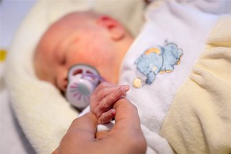 Impfung gegen gefährliches RS-Virus für alle Babys ab Oktober: Sind die Geburtskliniken vorbereitet? - Die Ständige Impfkommission hat vor wenigen Wochen die Empfehlung erlassen, dass ab Oktober alle Babys direkt nach der Geburt gegen das gefährliche RS-Virus geimpft werden.