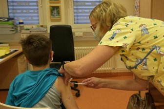 Impfungen für Kinder laufen schleppend an - Am Helios-Klinikum in Aue hat es bereits am 18. Dezember eine Impfaktion für Kinder im Alter ab fünf Jahren gegeben. Krankenhäuser im Landkreis Zwickau unterbreiten bislang nicht solche Angebote.