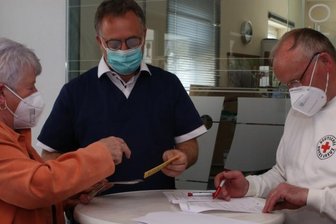 Impfwillige nehmen teils weiten Weg in Kauf - Ursula Hannig freute sich über ihren Impftermin. Zum Team im Volkshaus gehörten auch Mediziner Andreas Einenkel (Mitte) aus Thum und Michael Brändel vom DRK-Ortsverein. 