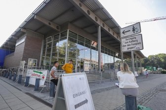 Impfzahlen: Warum Daten für die Chemnitzer Bevölkerung fehlen - Im Impfzentrum in der Hartmannhalle werden jetzt auch Schülerinnen und Schüler geimpft, die ihre Bereitschaft - mit Zustimmung der Eltern - bei einer Befragung in der Schule geäußert hatten. Die Zweitimpfung nach sechs Wochen erfolgt durch mobile Impfteams in den Schulen.