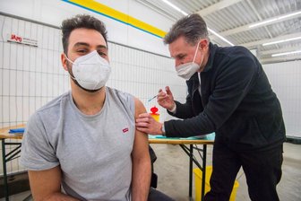 Impfzentrum Aue auf Andrang eingestellt - Abdulmoula Alhajjeh gehörte zu den ersten, die am Samstag von Dr. Thomas Pfüller eine Corona-Impfung im neuen Impfzentrum in Aue erhielten.