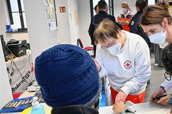 Impfzentrum Chemnitz: Nach knapp 300.000 Impfungen ist Schluss - Auch am vorletzten Öffnungstag des Impfzentrums an der Inneren Klosterstraße holten sich Frauen und Männer eine Immunisierung gegen das Coronavirus ab. Für nahezu alle war es eine Auffrischungsimpfung. Am Freitag hat die Impfstelle letztmals und bis 17 Uhr geöffnet. 