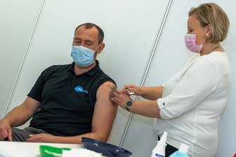 Impfzentrum in Eich schließt - und macht weiter - Andreas Stark aus Plauen hat den vorletzten Öffnungstag genutzt und sich im Impfzentrum Eich von Schwester Sandra eine Corona-Schutzimpfung verabreichen lassen.
