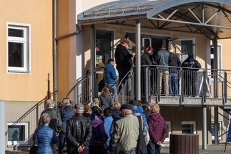 Impfzentrum keine Option - Angebote der mobilen Impfteams, wie hier in Thum, versuchen aktuell viele Menschen zu nutzen. Oft müssen sie stundenlang warten.