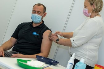 Impfzentrum macht mobil weiter - Andreas Stark aus Plauen hat den vorletzten Öffnungstag genutzt und sich im Impfzentrum Eich von Schwester Sandra eine Corona-Schutzimpfung verabreichen lassen.Foto: David Rötzschke