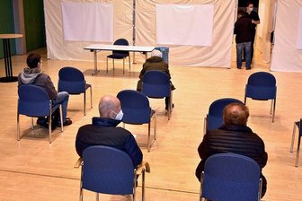Impfzentrum Markneukirchen: Die Bilanz nach einer Woche - Seit Montag und vorerst bis Ende Januar ist in der Musikhalle Markneukirchen ein Impfzentrum.