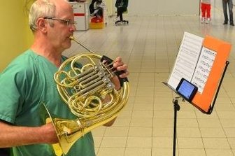 Impfzentrum schließt mit Bläsermusik - Zapfenstreich im Impfzentrum Mittweida: Stephan Hönig spielte noch einmal Waldhorn.