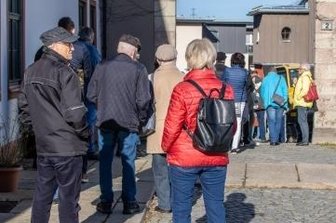 Impfzentrum: Wiedereröffnung für Landrat aktuell keine Option - Schlange stehen heißt es derzeit bei so mancher Impfaktion, so wie diese Woche in Zwönitz.