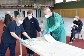 Impfzüge der Johanniter rollen jetzt seit einem Jahr - Seit einem Jahr sind Impfteams der Johanniter-Unfall-Hilfe in den Kommunen wie hier in Kirchberg im Einsatz, um Einwohnern Impfungen zu ermöglichen.