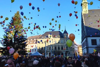 Imposantes Bild: Zwickauer lassen Hunderte bunte Luftballons in den blauen Himmel steigen - Am Sonntag, 15.15 Uhr, erfolgte der Start zur Ballonweitflugaktion auf dem Zwickauer Hauptmarkt.