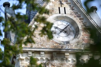Imposantes Wahrzeichen bröckelt: Geldsegen für Kirchturm von Berthelsdorf - Die Turmuhr am Kirchturm in Berthelsdorf soll im Zuge der Turmsanierung gleich mit restauriert werden.