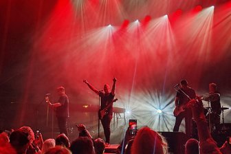 Impressionen vom Zwickauer Stadtfest-Sonntag: „Danke für diesen grandiosen Abend!“ Bryan Adams Tribute setzt Schlusspunkt - Bryan Adams Tribute aus Dänemark spielt zum Stadtfest-Abschluss auf dem Zwickauer Hauptmarkt.